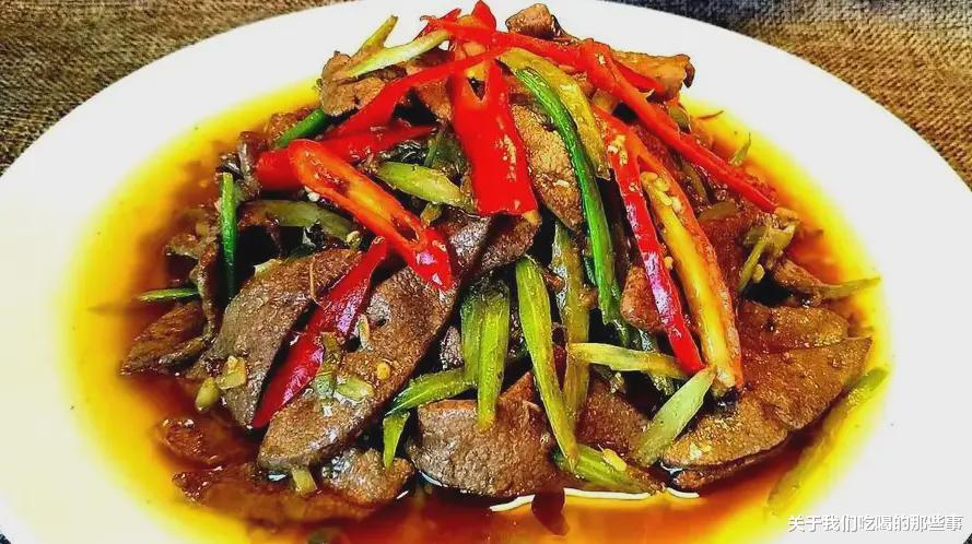 猪肝|炒猪肝时，是先焯水还是先腌制？饭店常用的方法，又嫩又滑无腥味