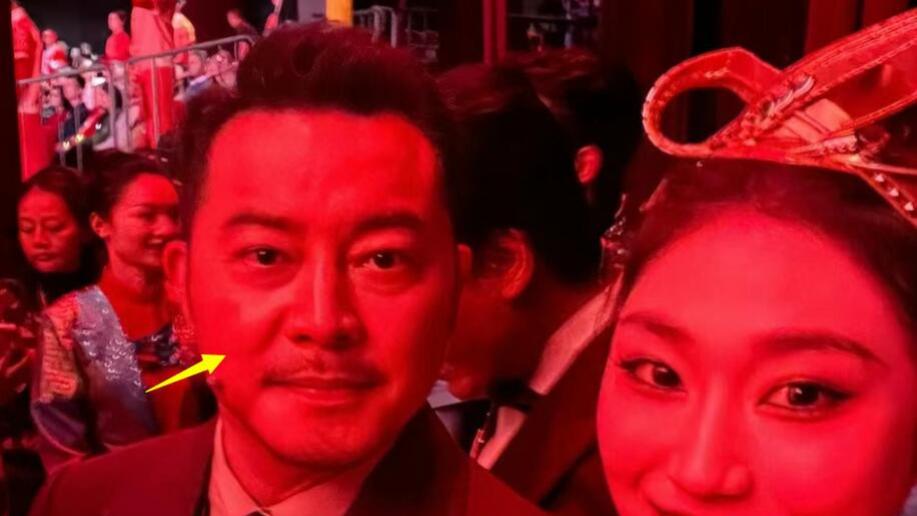 春晚后台合影来了！宋小宝时尚，胡歌胸肌抢镜，迪丽热巴反差大