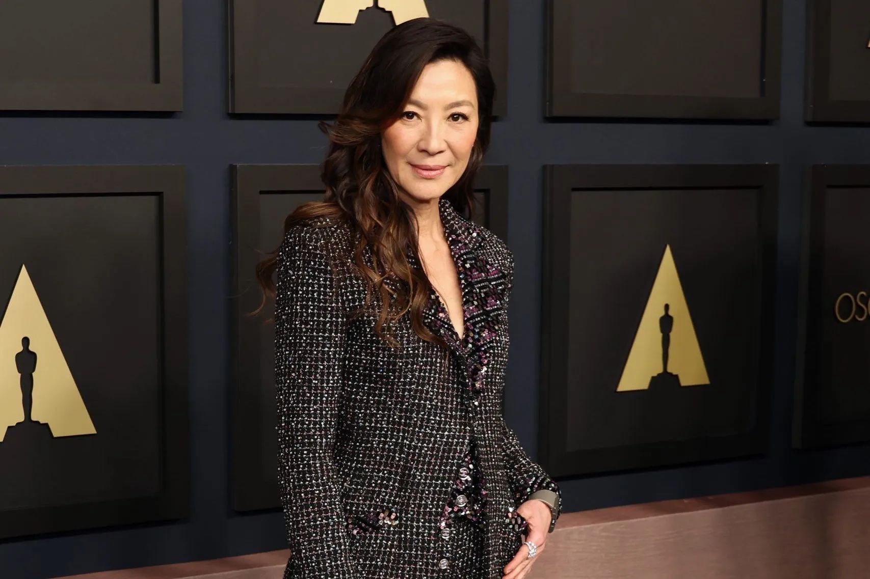 61岁杨紫琼办婚礼，妈妈紧握77岁女婿手，对方深情凝视岳母引争议