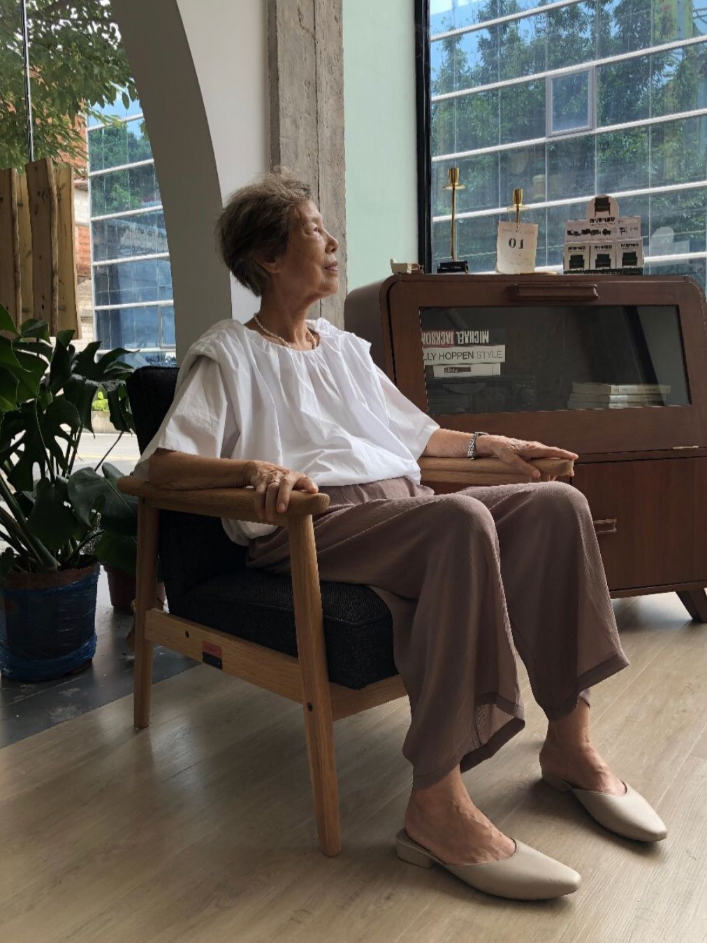 穿衣搭配 优雅老去的女人，身上有4个地方和普通老太太不同，一看就更高级