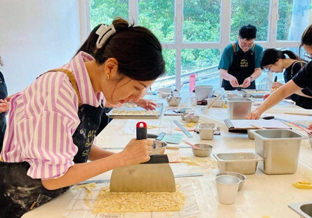 42岁TVB视后无惧核污水坚持赴日求学,做满笔记努力又低调