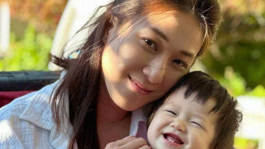 钟嘉欣一家玩海上活动享亲子乐，大女儿越发标致，很有潜质参加选美