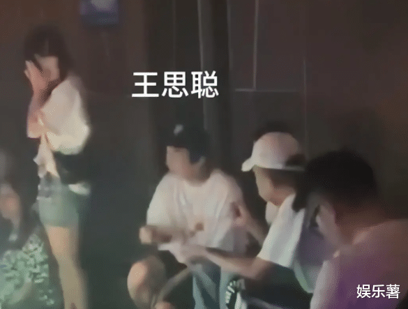 尺度争议!王思聪与网红行为曝光,触碰服务员大腿引发争议