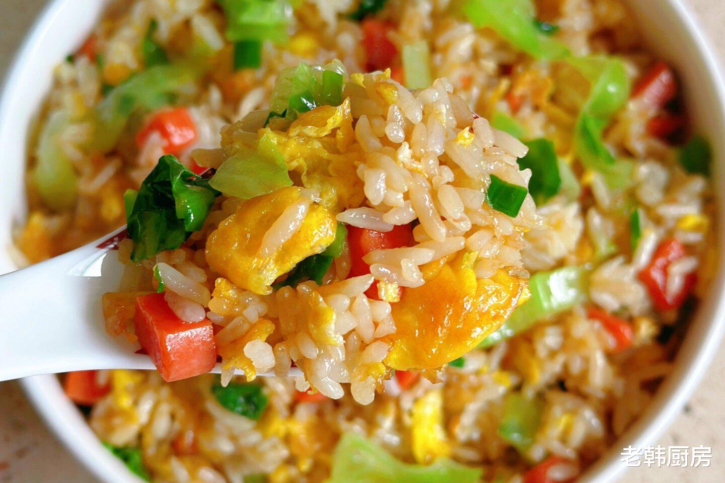 生菜|这样的蛋炒饭真的太爱啦、生菜丝清脆又解腻,一口下去满嘴全是料