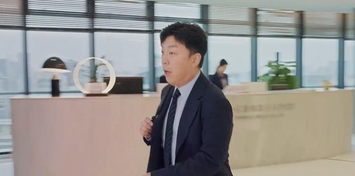 满江红|打开生活的正确方式:黄渤一个甩头,生生把中年困惑男演成了谐星