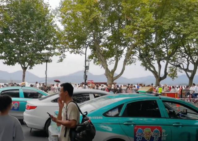 宁波|亚运逢中秋，杭州西湖再现人山人海，旅游人数近25万
