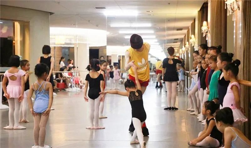 他是杨丽萍徒弟，一天吃一顿饭，生活难自理，年入百万无人敢嫁！