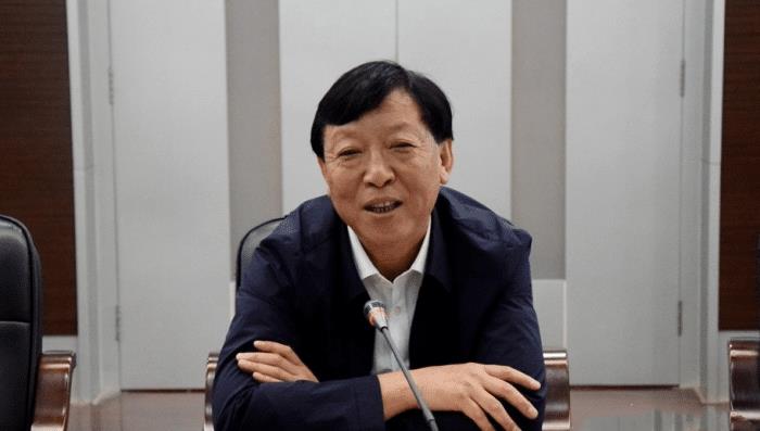 00后|再现“牵手门”！曝中铁三局郝总与美女牵手，曾陷招聘风波，要求文员必须身材好