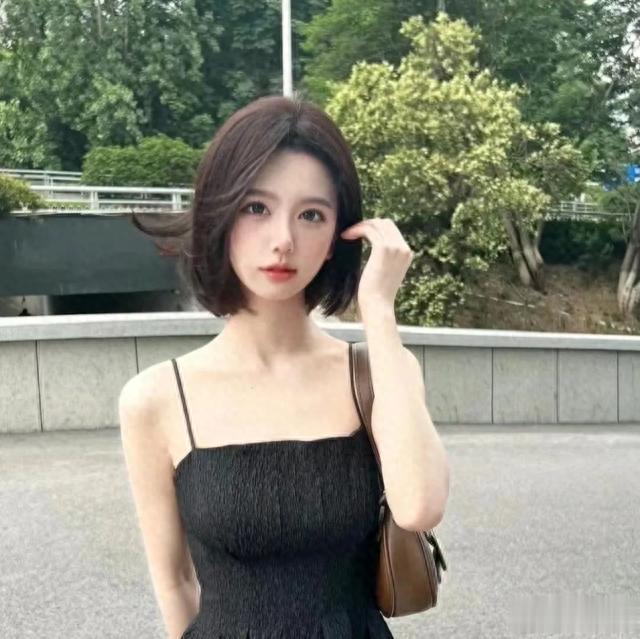 减龄瘦脸发型来了，齐下巴长度就是美，可微扣可卷可直