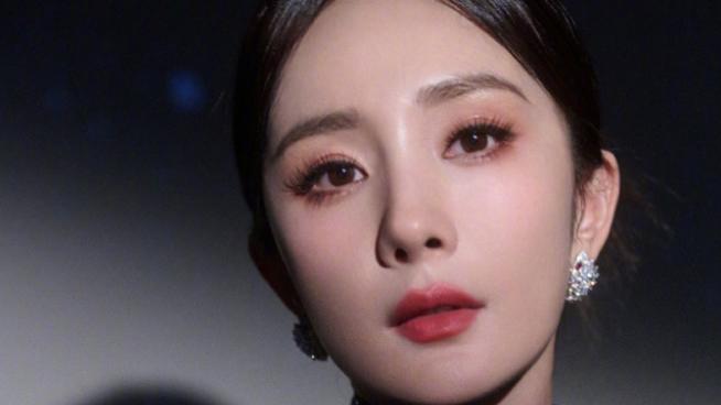 杨幂罕见换风格太惊艳！一袭亮片旗袍耀眼迷人，美得宛如画中人