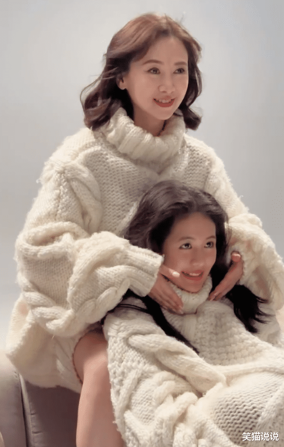 翁虹晒全家合影视频:16岁水晶笑容甜美,白衣长发好可爱!