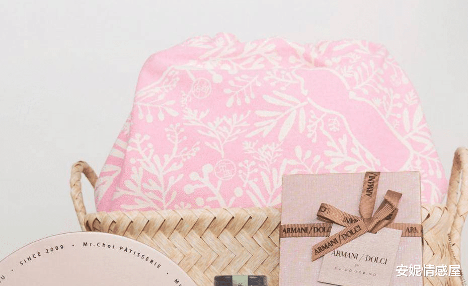 胡歌|胡歌方晒女儿百日礼细节满分,10个精挑细选的礼物尽显父爱