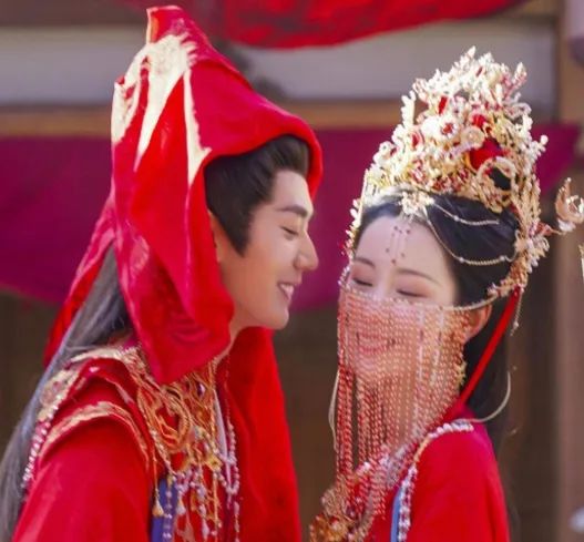 这俩的恋爱瓜,也太离谱了吧