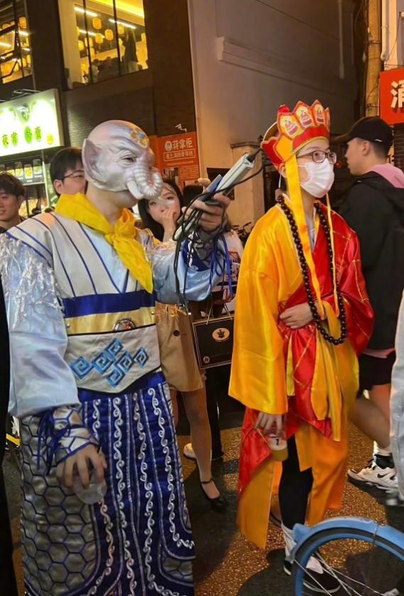上海万圣节太炸裂，街头show集齐了各大元素，胡锡进：洋节中国化