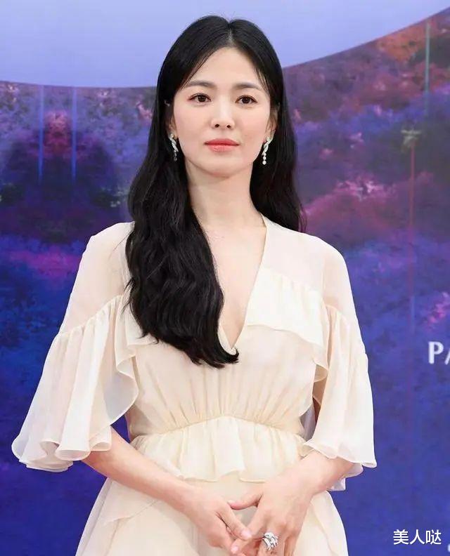 赵露思 宋慧乔的天然脸太抗打，41岁穿雪纺裙美似仙女，生图竟比精修还要美