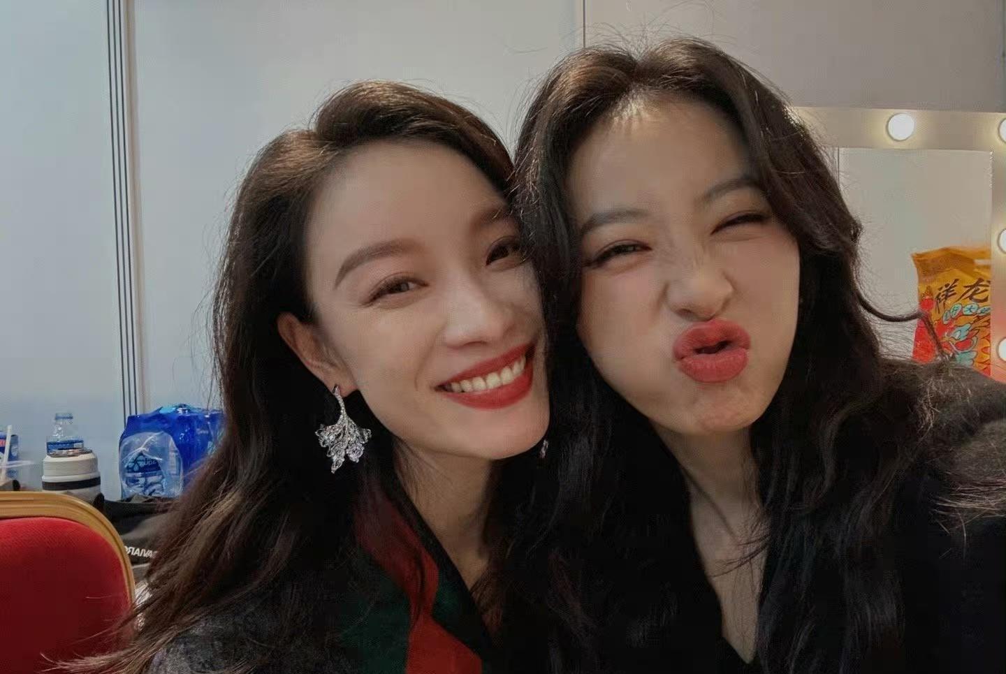 星光大赏台下众星“现原形”?倪妮成“交际花”,李雪琴狂搂席