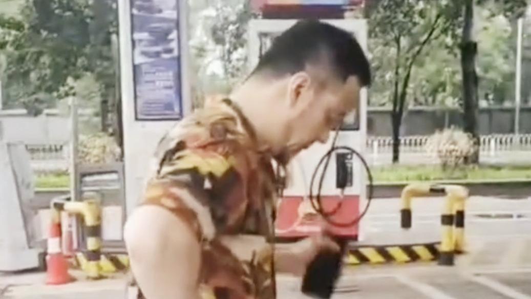 杨坤现身加油站被曝违法！穿拖鞋开两百万豪车，网友留言好热闹