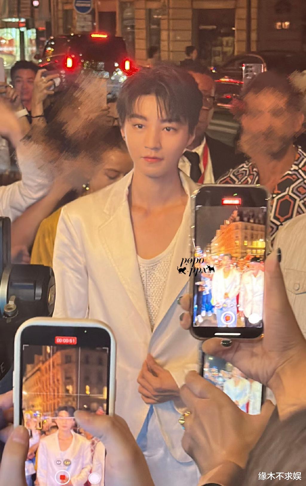 王俊凯巴黎聚餐被偶遇，经纪人杨柳陪伴在侧，吃300多还嫌贵！