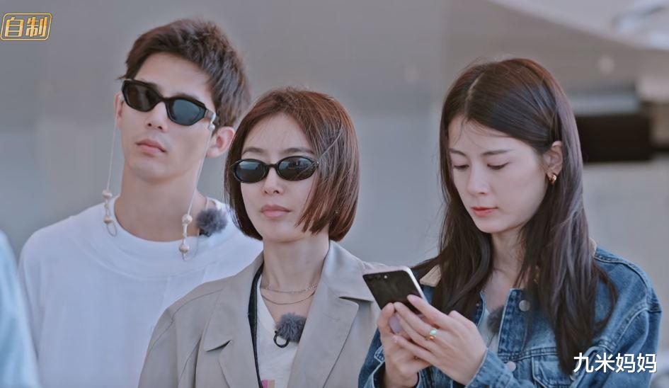 看迪丽热巴换衣服，亲辛芷蕾，秦岚在《花少》过着什么样的生活？