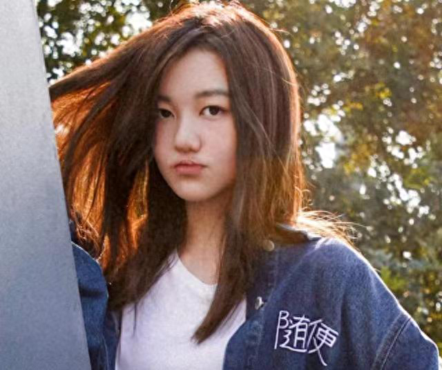 李亚鹏女儿周岁宴,李嫣疑特殊出场方式引争议,网友无语:真是恶心