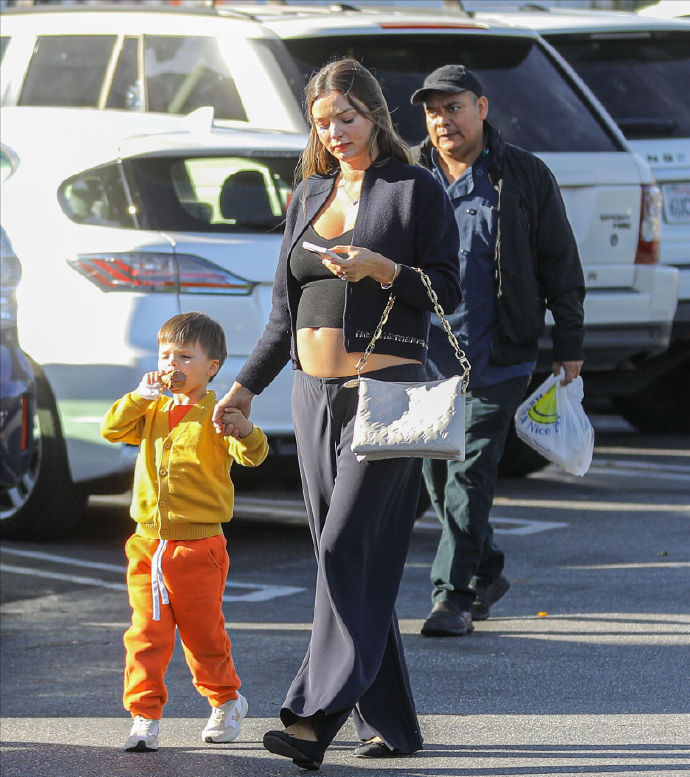 米兰达可儿挺5个月四胎孕肚出街!光着肚皮带着小儿子,还是很美