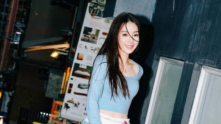 |方媛深夜在街巷拍影集：腰上佩戴粉色小桃心，成熟又可爱