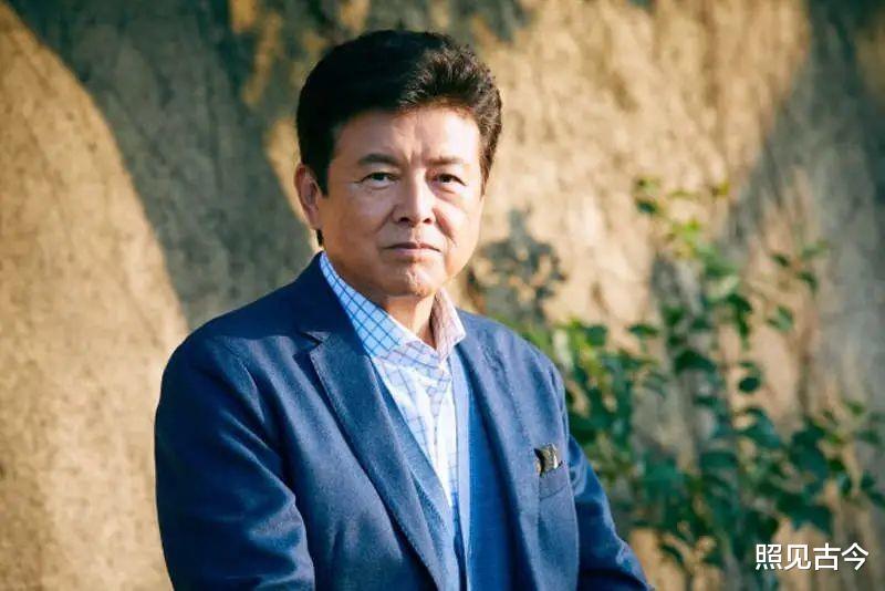 三浦友和：50年发型不变肌肉有型，帅气到老，2个儿子却不像他
