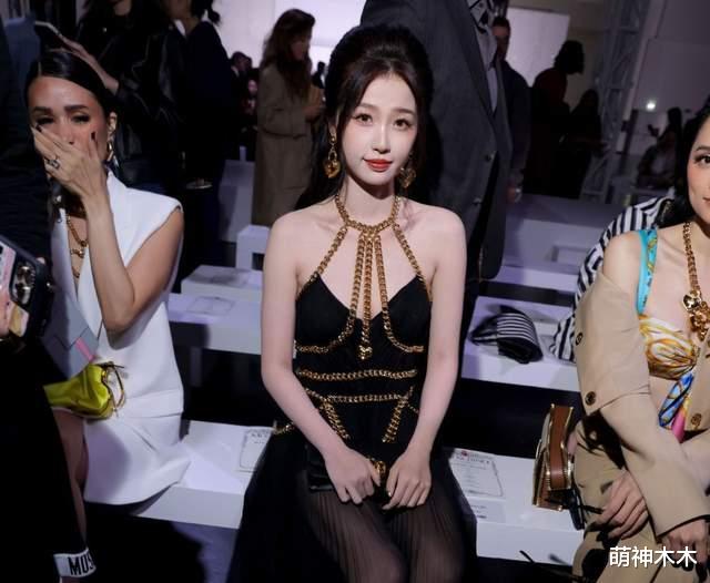 虞书欣海外看秀待遇差,和网红并排遭品牌差别对待,表情局促尴尬