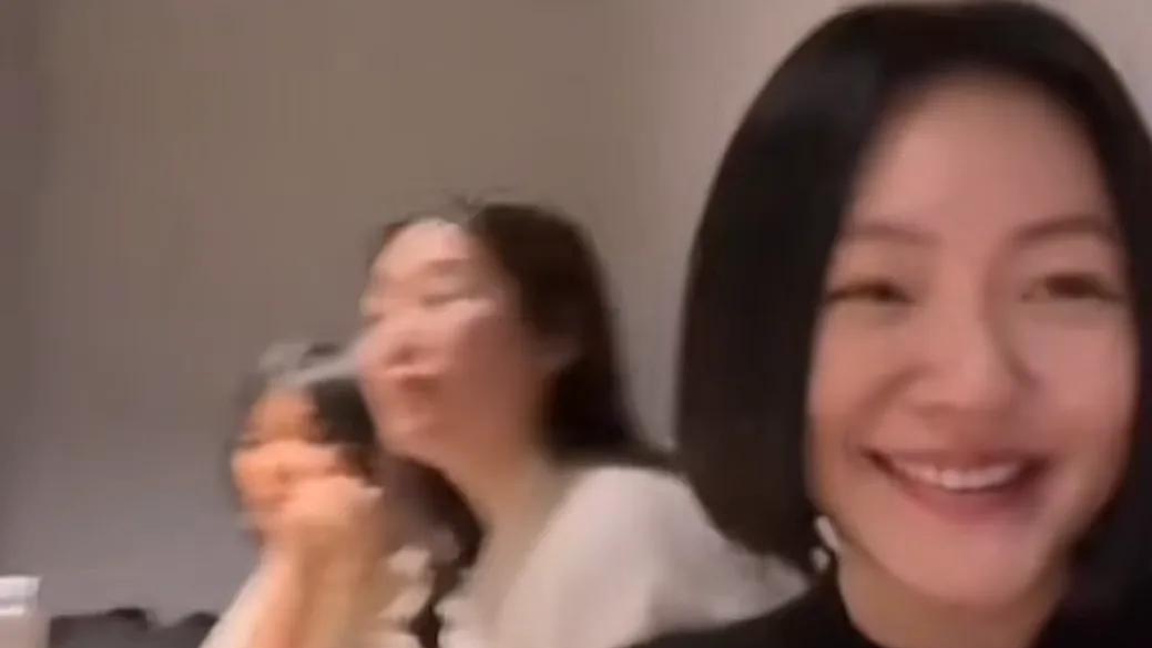 小S|小S抵达韩国!和友人吃韩牛表情失控,网友吐槽太低级