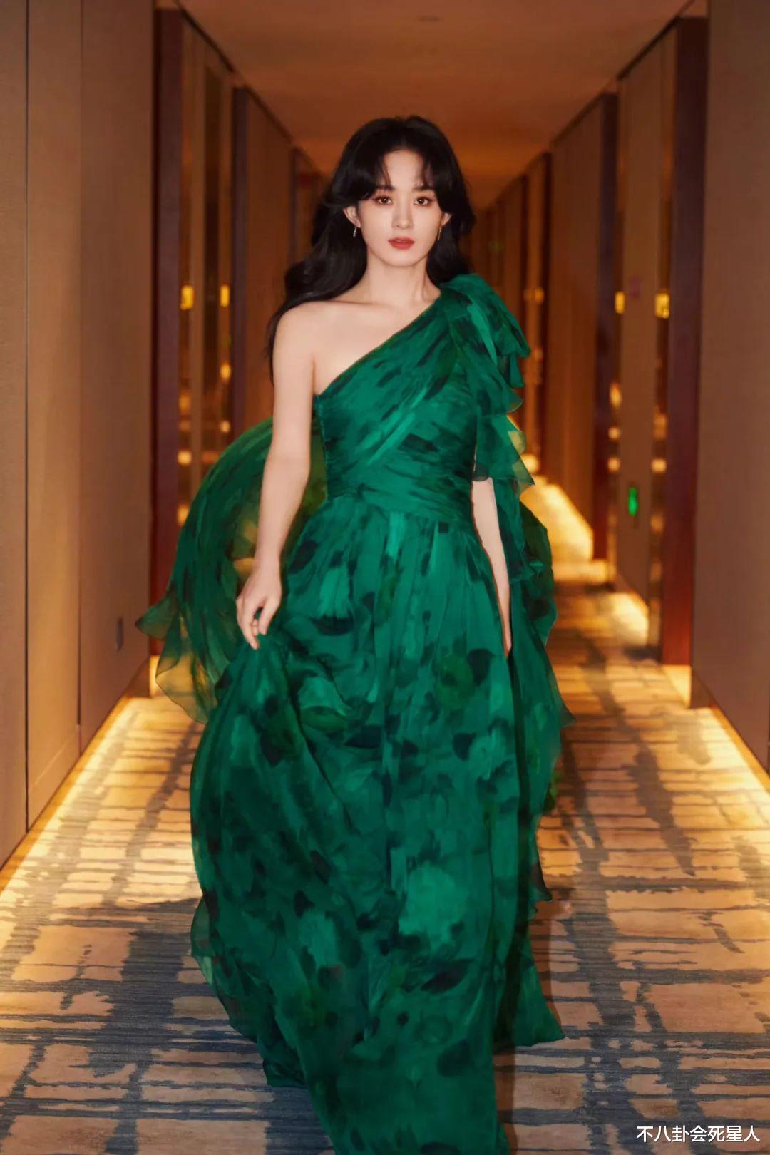 36岁赵丽颖最新动态,脸僵嘴歪被质疑医美,撞脸张钧甯受争议