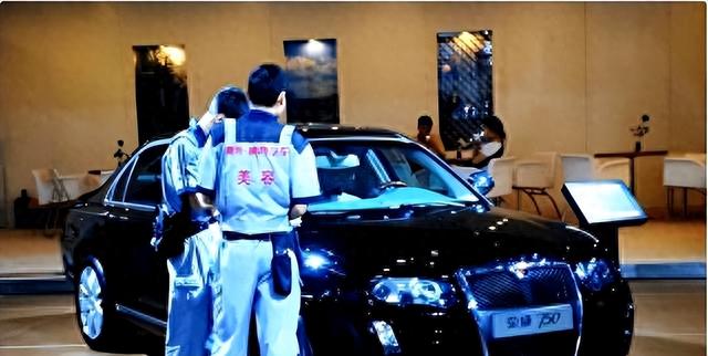 欠债800亿逃亡国外的他，带走明星女友与61亿，父亲葬礼也没回来