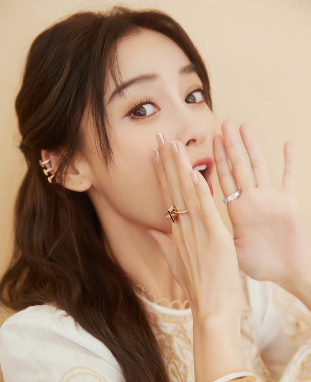 Angelababy|baby深夜和两帅哥约会,其中一个塌过房,曾组帅哥团玩剧本杀