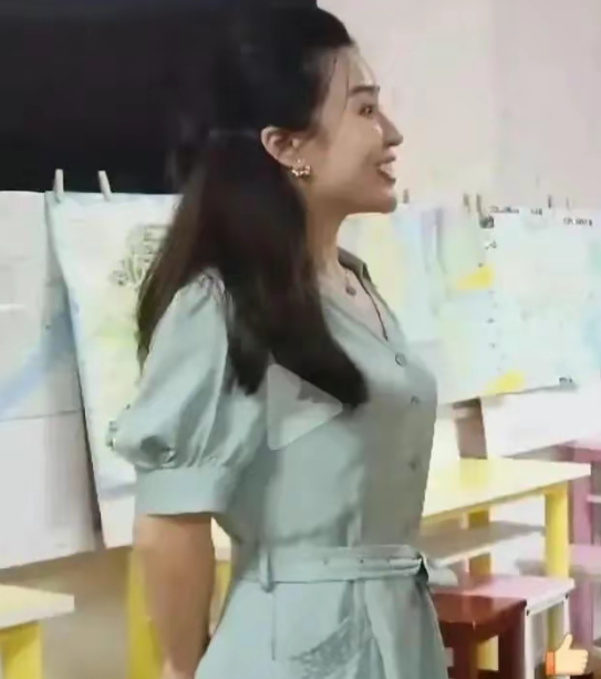 |美女戴副局长少女照曝光!大学时期清纯可爱,19岁工作后魅力急升