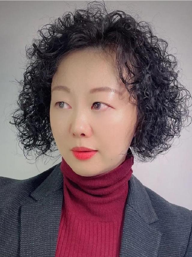 被俞小凡老年状态惊艳！发烫卷、穿衣简约却高级，越老反而越优雅