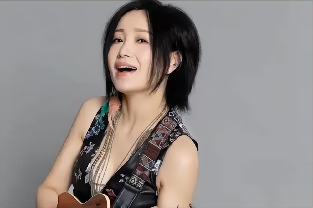 |连续四次登上春晚，却被恩师夺走初夜被骗堕胎，55岁至今没人敢娶