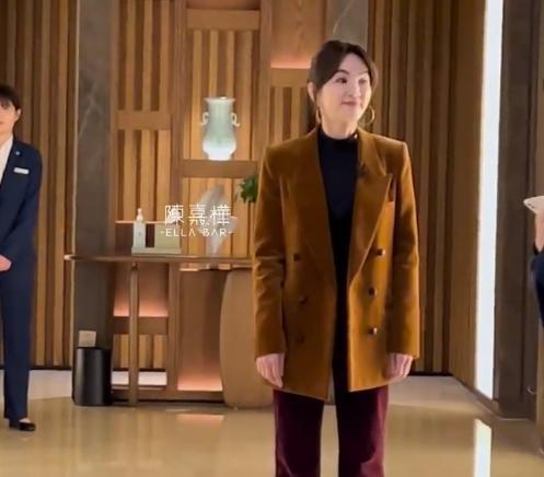 ella|陈嘉桦录制《浪姐4》妆造曝光,长卷发很妩媚,41岁脸有点浮肿