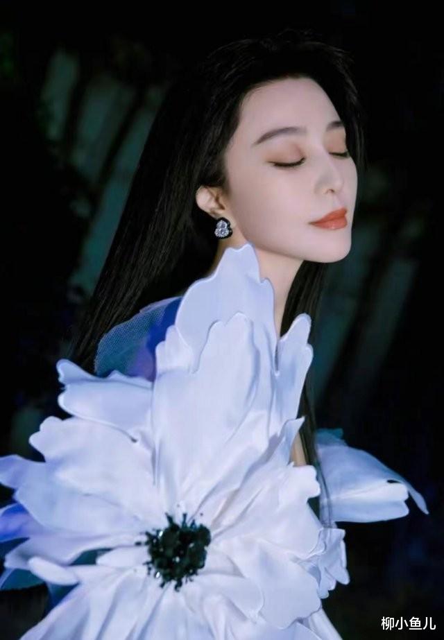 被封杀5年后，范冰冰隐婚？沦落外网“粘”上了她！不愧是范爷！