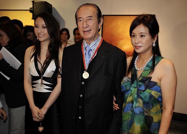 何超云|何超云放弃豪门千金责任,由何超莲扛起,承担骂名多年默默存在