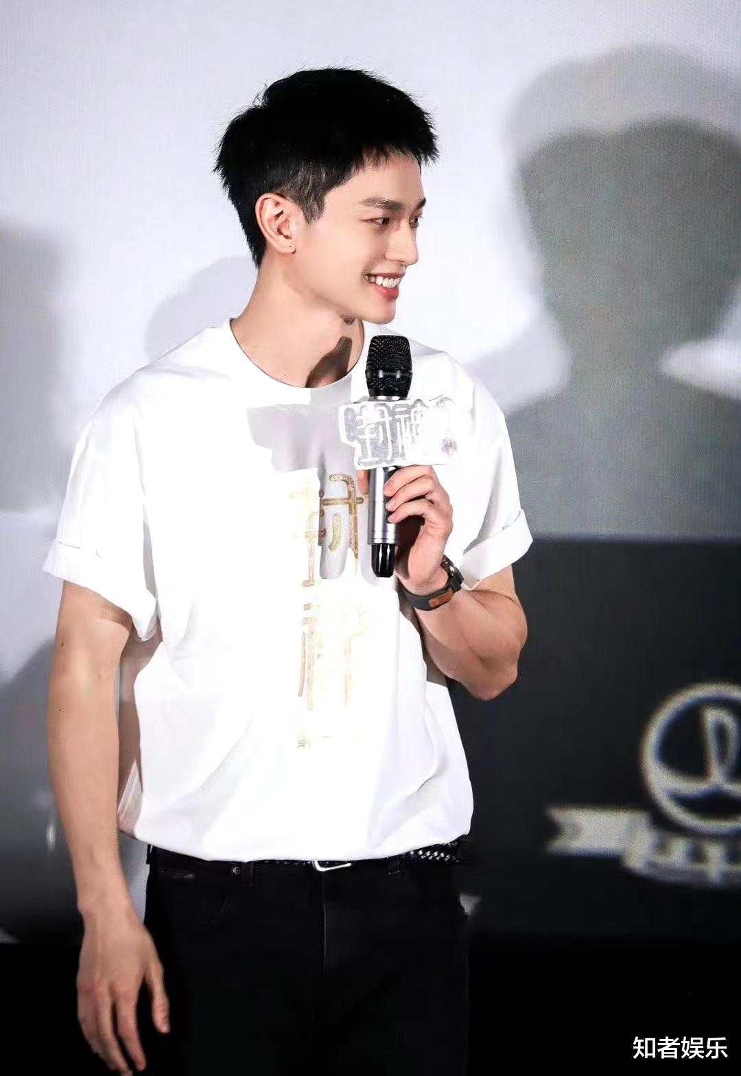 黄彦曦因电影《封神》出圈,却因没做腋下管理遭吐槽,肌肉白练了?