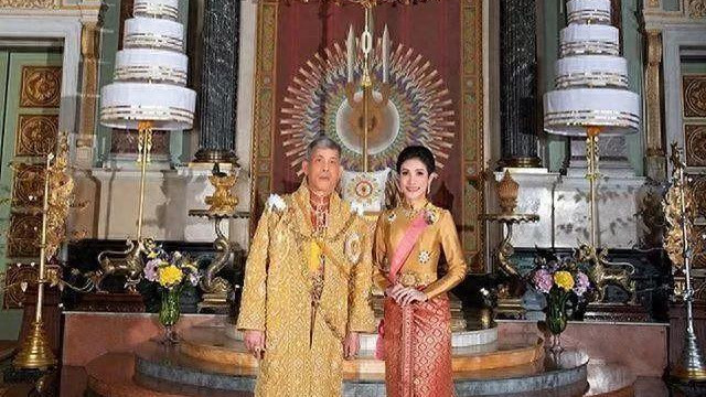 泰国王室官宣国王王后最新肖像照！一身金色裙，比当时的贵妃都惊艳