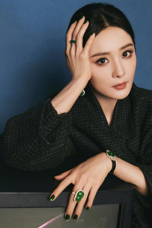 杨幂低马尾烟熏妆美得好大气