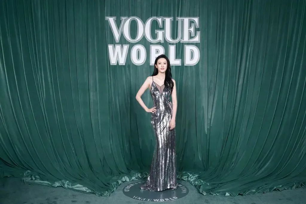 刘雯|周冬雨走秀走秀,金晨穿着暴露,刘雯顾盼生姿