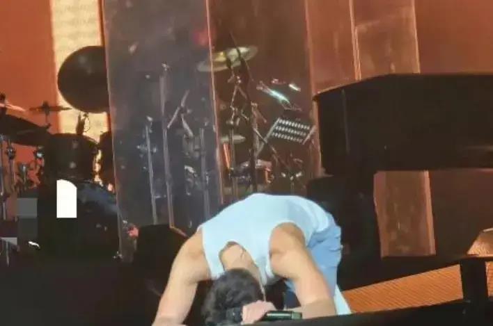 王力宏情绪失控泪洒舞台!终于能在内地开演唱会,一口气唱8首歌