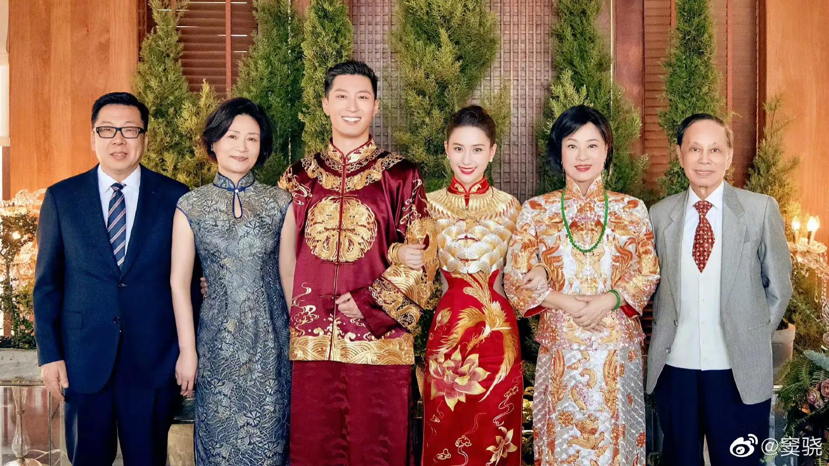 邓紫棋|邓紫棋晒出与何超莲18岁时合影，两人都是包子脸，土里土气