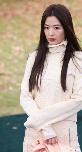 全智贤伦敦时装周生图曝光,41岁仍保持少女身材,但被眼袋出卖了