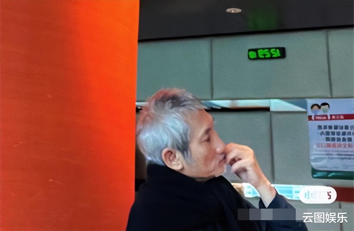 徐克|73岁徐克现身医院引担忧！输液后一脸憔悴，上月被曝将荣升爸爸