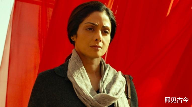 宝莱坞女皇希里黛玉:低种姓,却拥有绝顶美貌,54岁淹死浴缸成谜