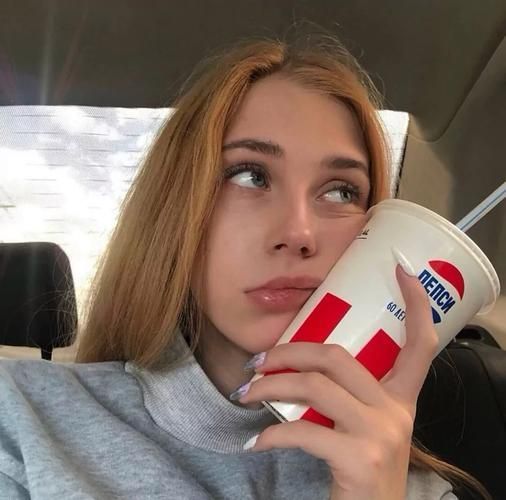 美肤美宝:圆头眉笔适合画出浓密、立体、有气场的眉毛,适合浓妆