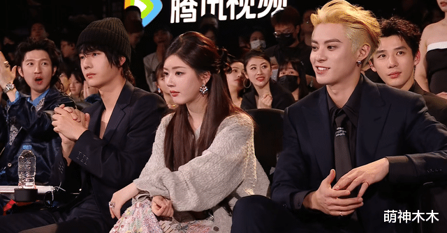 星光大赏台下好精彩：胡歌无聊睡着，赵露思看手机，王一博玩快闪