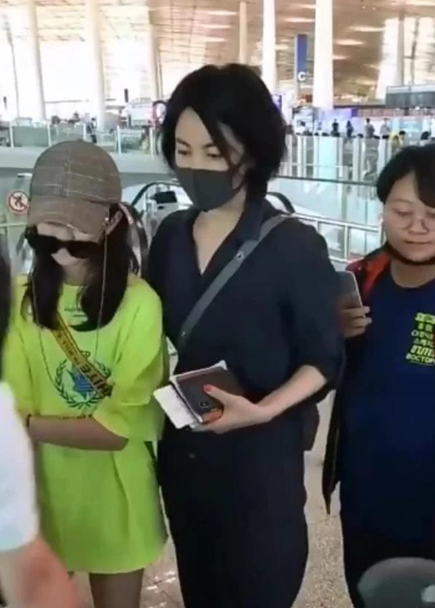 王菲|王菲与李嫣最新合照曝光，母女国外享受阳光浴